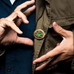 Marvel Dr Strange Eye Of Agamotto Light Up Pin -Hasbro Store drsteyelupin02 2 800x800 1