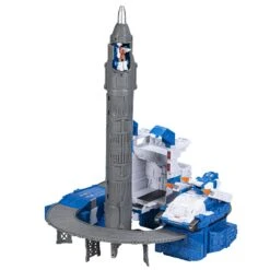 Hasbro Transformers Generations Selects Titan Class Action Figure - Guardian Robot & Lunar-Tread 13 Hasbro Transformers Generations Selects Titan Class Action Figure - Guardian Robot & Lunar-Tread -Hasbro Store f69405l00 main 222 online 2000sq